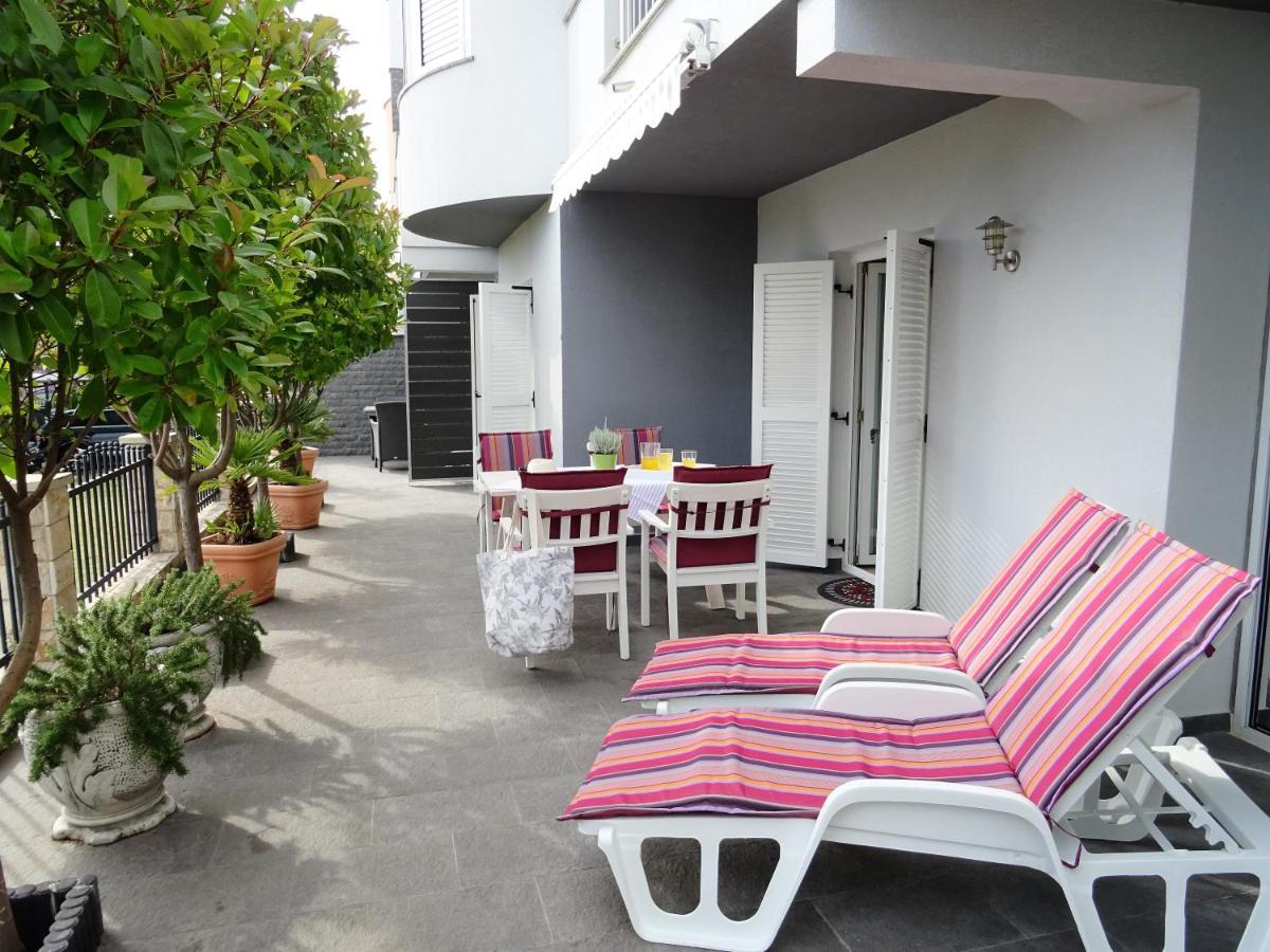 Apartments Topic Nin Luaran gambar
